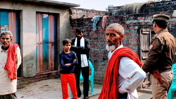 घटना के बारे में जानकारी लेती पुलिस।