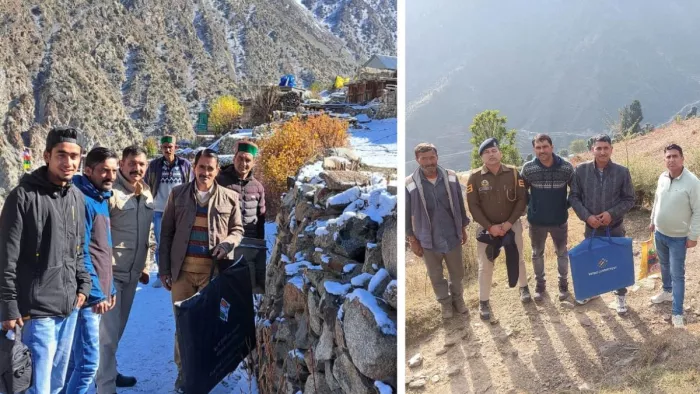 हिमाचल प्रदेश विधानसभा चुनाव के लिए मतदान करवाने को बर्फ में चलकर गांव पहुंचती पाेलिंग टीम।