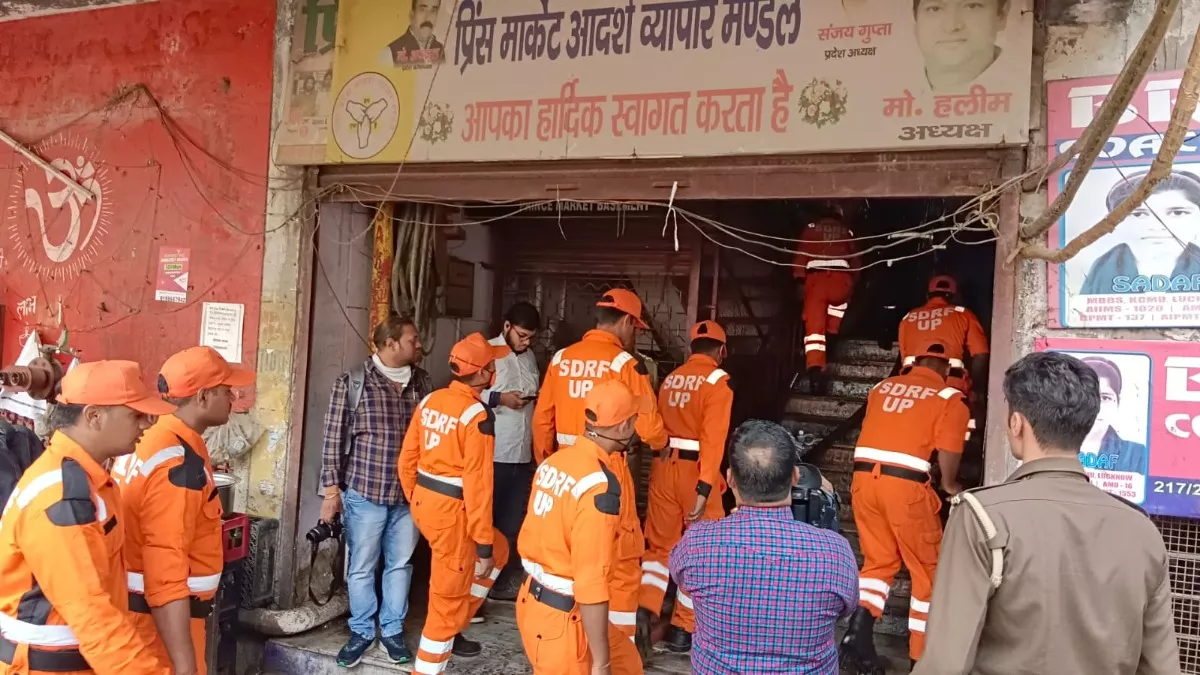 Lucknow Breaking: प्रिंस मार्केट में चौथी मंजिल पर लगी भीषण आग, कोचिंग में  फंसे बच्चे सुरक्षित निकाले गए - Massive fire breaks out on fourth floor of Prince  Market building in lucknow