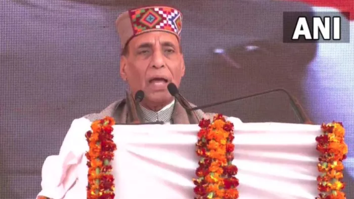 केंद्रीय रक्षा मंत्री राजनाथ सिंह जयसिंहपुर में रैली को संबोधित करते हुए।
