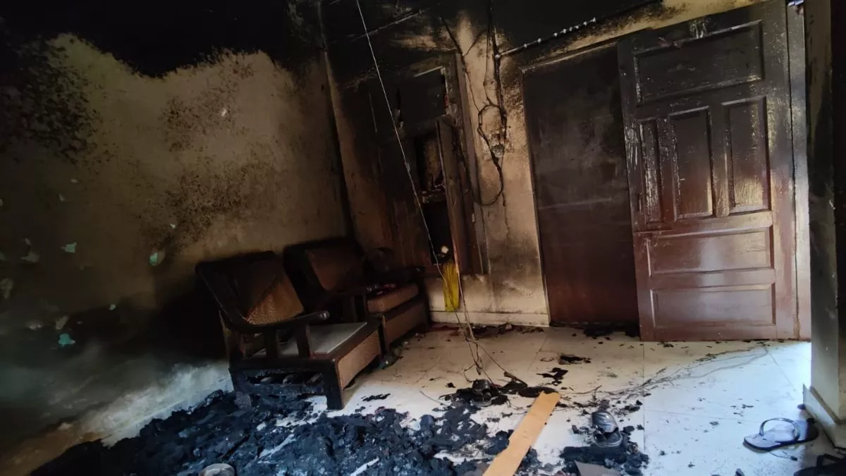 Rishikesh News : ऋषिकेश के कुम्हारबाड़ा स्थित एक बंद घर में चोरों ने माल न मिलने पर आग लगा दी।