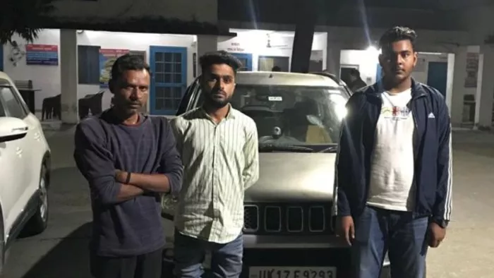 हुड़दंग मचा कर साथी का जन्मदिन मनाने वाले तीन युवकों को पुलिस ने गिरफ्तार किया है।