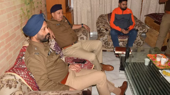 कुमाऊं ज्वेलर्स के बेटे पर फायरिंग : घटनास्थल पर एसपी सिटी ब्रीफ कर रहे थे और बदमाश पीछे खड़े रहे