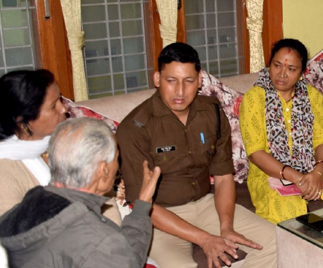मुखानी कालिका कालौनी में पत्नी की हत्या के बाद भावुक शंकर सिंह बिष्ट को सांत्वना देते लोग।