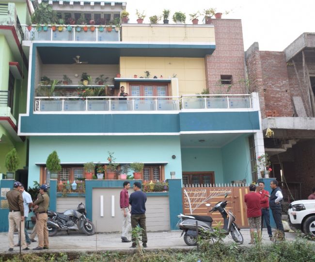 ममता बिष्ट की हत्या के बाद मुखानी कालिका कालौनी स्थित घर के बाहर जमा लोग।