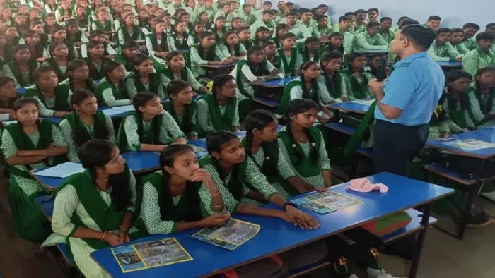 अग्निपथ के बारे में बच्चों को बताते हुए विंग कमांडर ए प्रदीप रेड्डी।