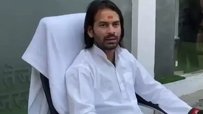 'बिजली काटना विरोधियों की चाल', तेज प्रताप ने टॉर्च की रोशनी में दिया भाषण