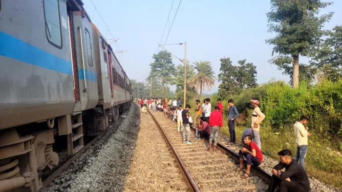 'द बर्निंग ट्रेन' बनने से बची पुरी-जयनगर एक्सप्रेस, आग की लपटों के बीच से गुजरी; आवागमन प्रभावित