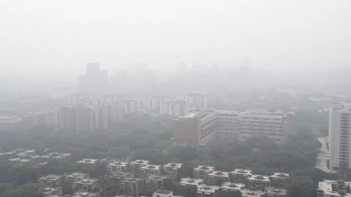 दिल्ली एनसीआर में छाई जहरीली धुंध की चादर।