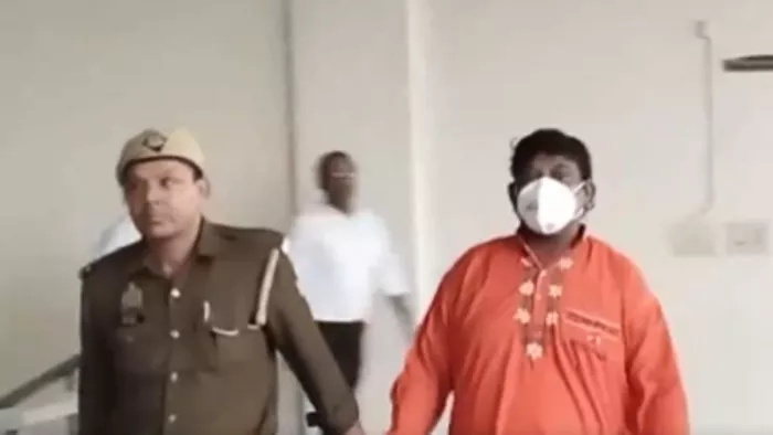 सांप के जहर मामले में न्यायिक हिरासत में भेजे गए पांच आरोपी