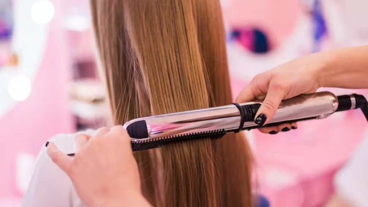 Hair Care Tips: खूबसूरत और लंबे बालों के लिए करवा रही हैं हेयर स्ट्रेटनिंग, तो पहले जान लें ये जरूरी बातें