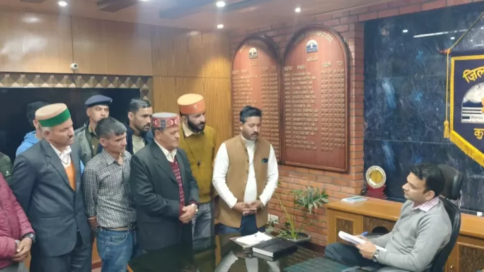 कुल्लू के गड़सा में युवक की हत्या पर ग्रामीणों का फूटा गुस्सा, लोगों ने निकाली रैली;