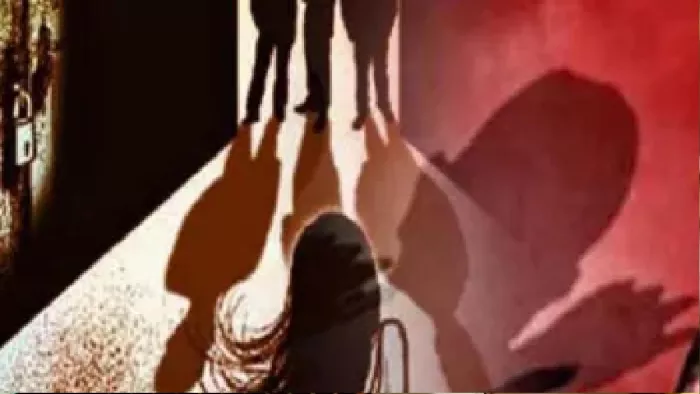 छात्रा से सामूहिक दुष्कर्म कर बनाया वीडियो। (प्रतीकात्मक तस्वीर)