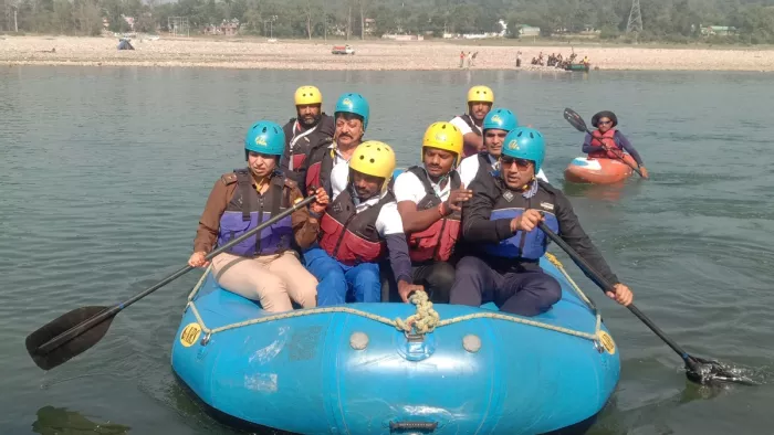 हिमाचल प्रदेश पर्यटन विकास निगम के अध्यक्ष आरएस बाली, उपायुक्त हेमराज बैरवा सहित पुलिस अधीक्षक व अन्य राफ्टिंग करते हुए