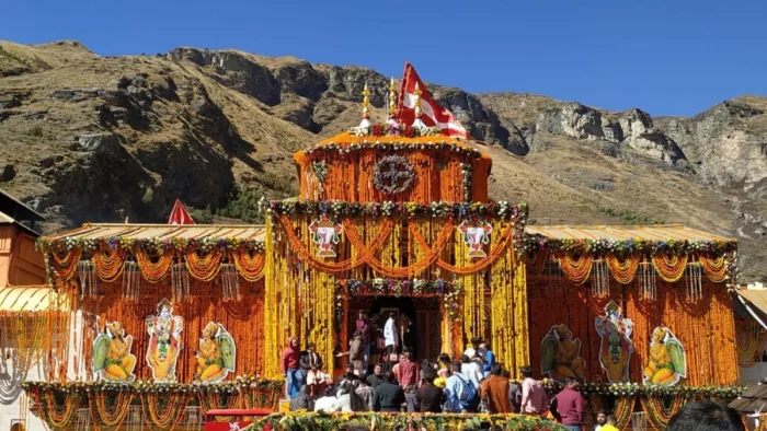 Badrinath Dham: सीजन के अंतिम चरण में बदरीनाथ धाम में खासी रौनक। जागरण