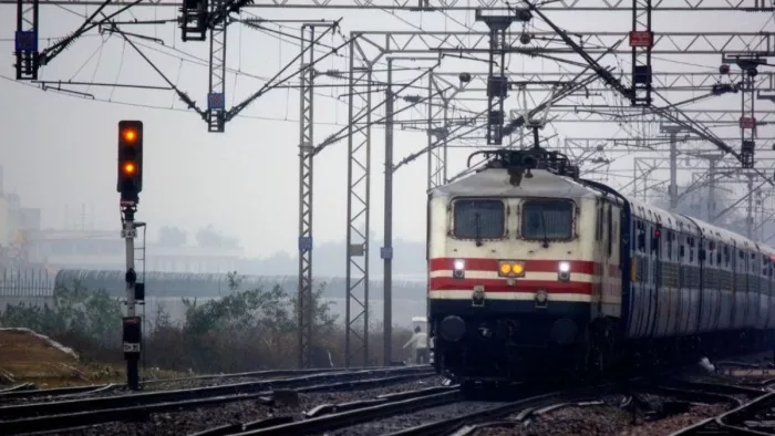 Blast in Train: सरहिंद से निकलते ही हावड़ा मेल में जोरदार धमाका, 4 यात्री झुलसे।