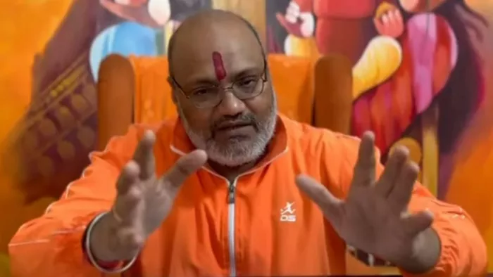 यति नरसिंहानंद गिरी ने डासना देवी मंदिर में प्रेस वार्ता की। फोटो- जागरण
