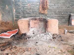 मिट्टी के चूल्हा पर बना भोजन, रसोई गैस मैडम के घर