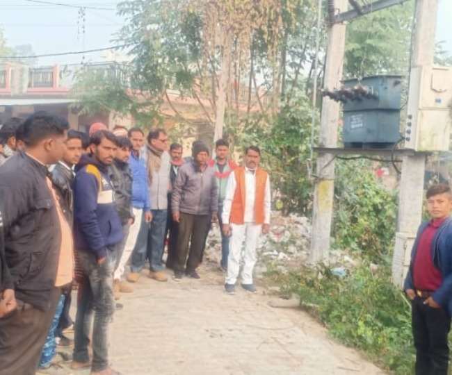Three laborers carrying lights in a wedding ceremony in Lucknow died due to  high tension line