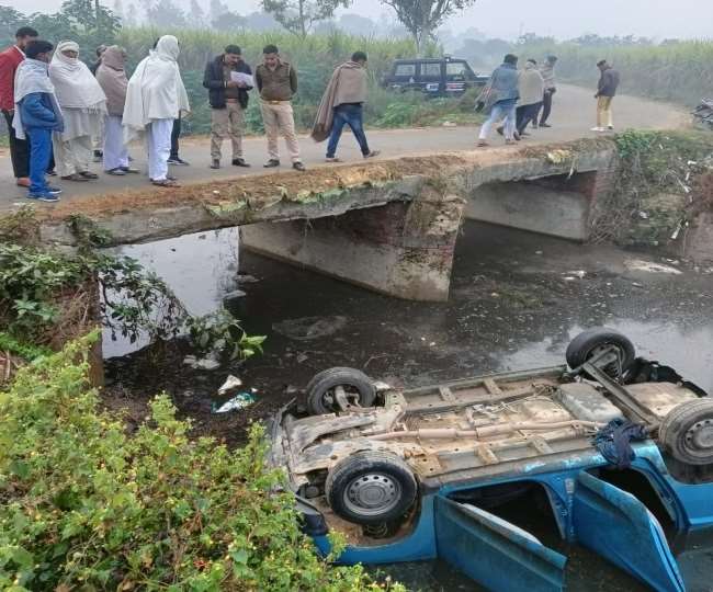 Uncontrolled car fell into drain in Muzaffarnagar four people injured all  were returning from marriage ceremony - मुजफ्फरनगर में अनियंत्रित कार नाले  में गिरी, चार लोग घायल, शादी समारोह से ...