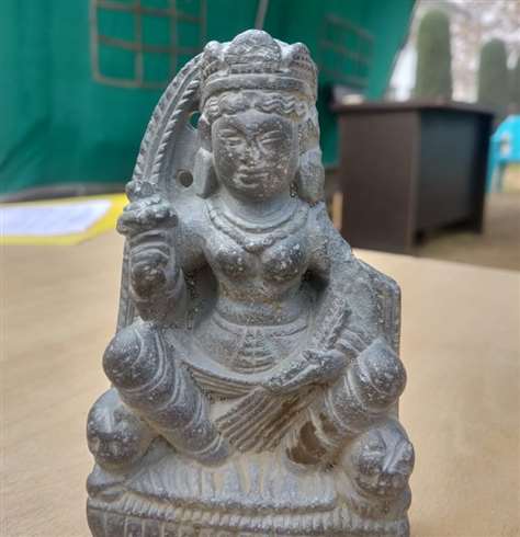 काले पत्थर की इस प्रतिमा में मां दुर्गा सिंहासन पर विराजमान हैं। उनके दाहिने हाथ में कमल का पुष्प है।