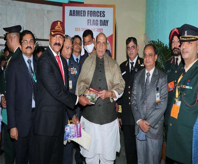 कार्यक्रम में रक्षा मंत्री राजनाथ सिंह के साथ धनबाद के कर्नल जेके सिंह ( फोटो साैजन्य)।
