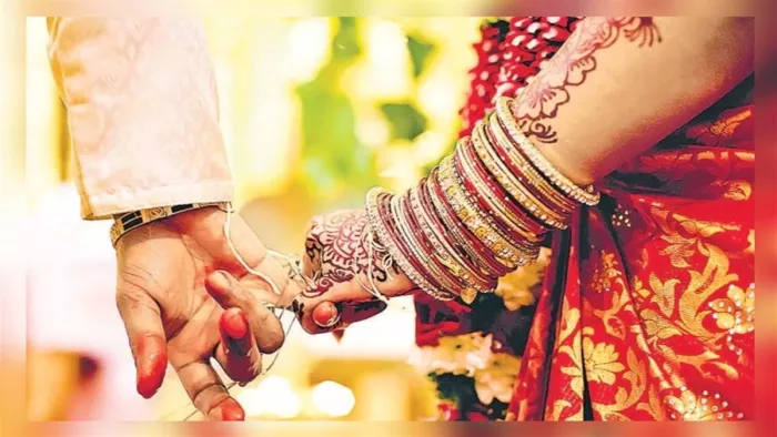 सड़कों पर ठुमकते हुए बारातियों ने बढ़ाई लोगों को मुश्किलें