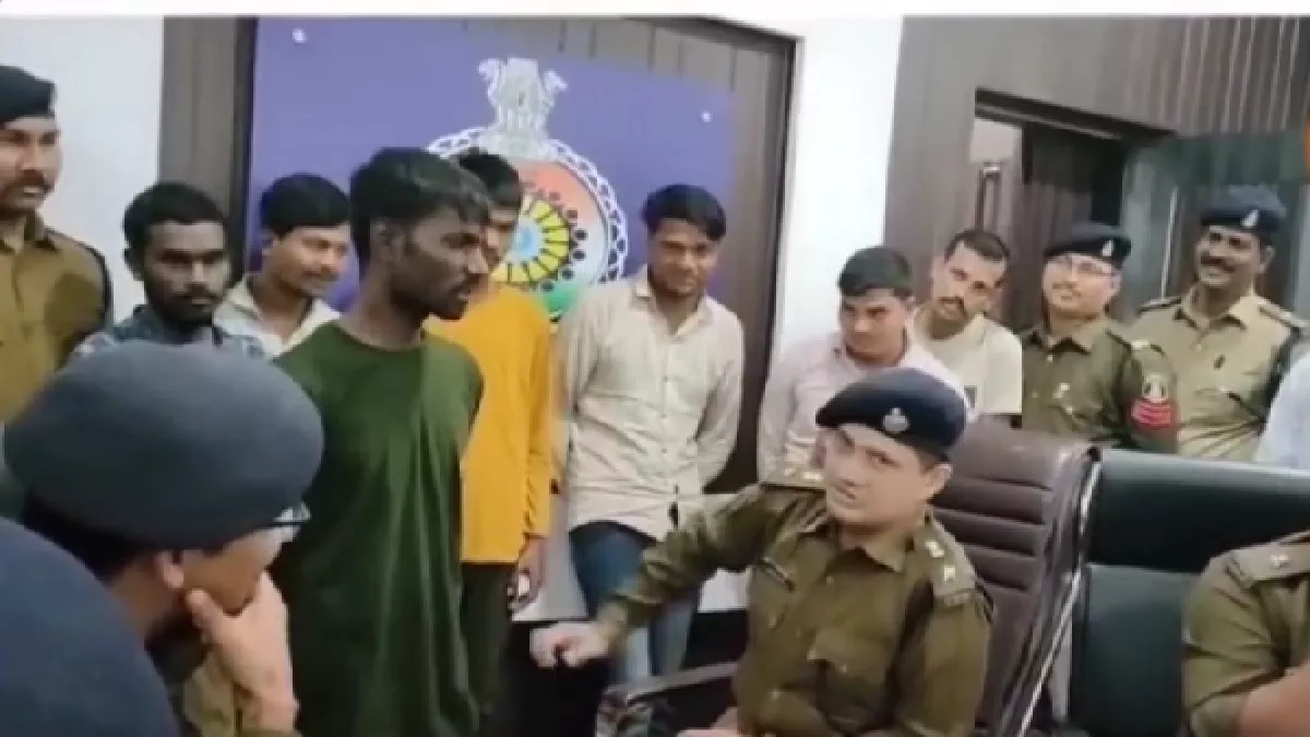 छत्तीसगढ़ के दुर्ग के एक पुलिस स्टेशन में एक चोर से पूछताछ का वीडियो वायरल।