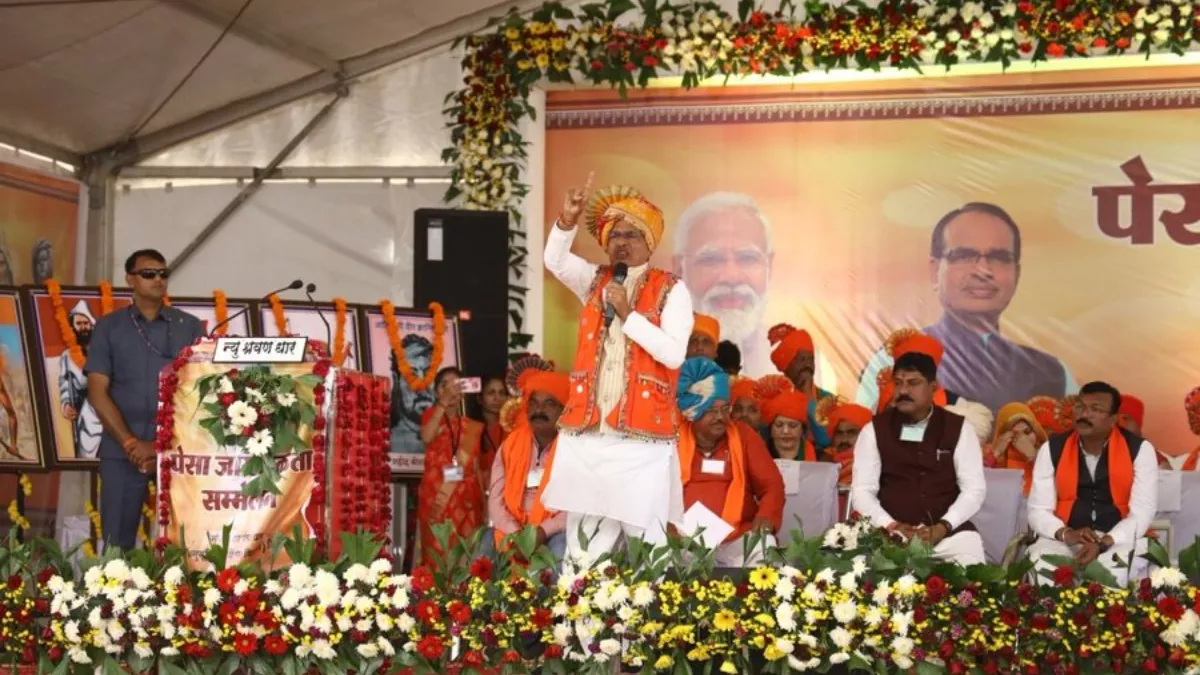 लापरवाही के आरोपों पर CM शिवराज सिंह का ऑन द स्पॉट फैसला, पंचायत CEO को मंच से ही किया सस्पेंड