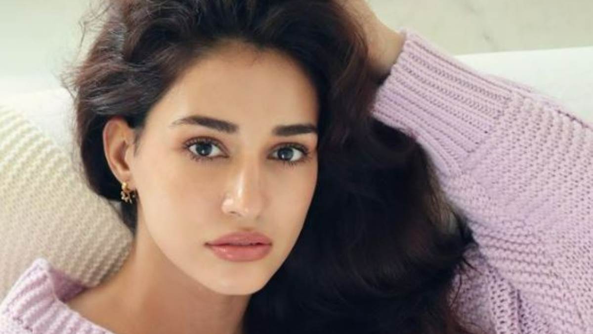 disha patani chill like this in swimming pool at weekend fans said chehra hai ya chaand khila