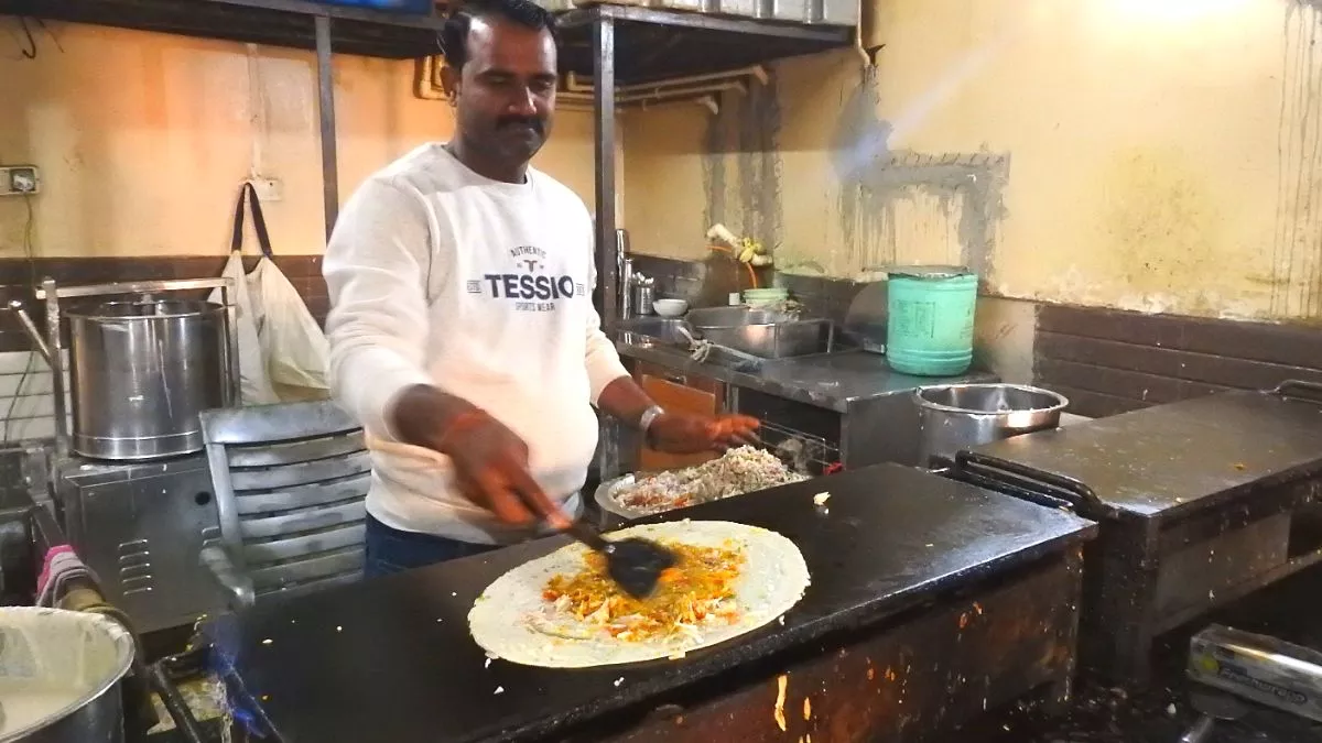 Food In Gorakhpur: गोरक्षनगरी में छिपा है स्वाद का खजाना, पांच दशक से मुत्तू के इडली-डोसा का पूरा शहर दिवाना