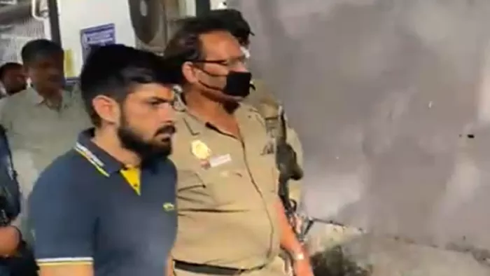 दिल्ली के पटियाला हाउस कोर्ट ने गैंगस्टर लारेंस बिश्नोई की NIA रिमांड चार दिन बढ़ाई।