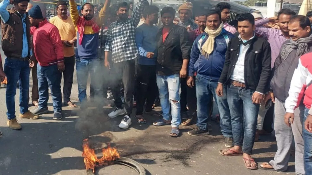 West Champaran: नरकटियागंज में सभापति प्रत्याशी को गोलियों से भूना, लोगों में आक्रोश; प्रदर्शन कर टायर फूंके