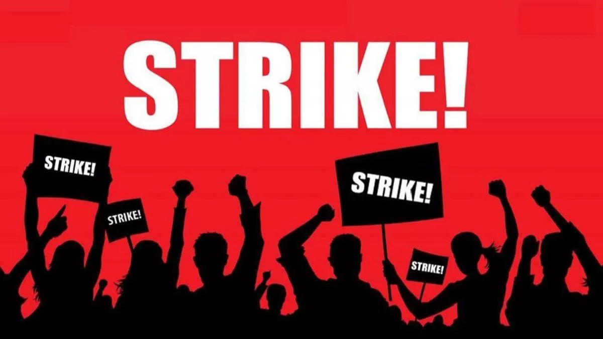 UP Power Workers Strike: आंदोलनरत बिजली कर्मचारियों पर सख्ती, वेतन कटौती के आदेश, कारण बताओ नोट‍िस जारी
