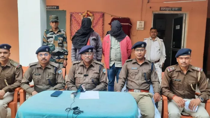 चतरा पुलिस का बड़ा एक्शन, हथियार के साथ दो नक्सली को धर-दबोचा; कई मामलों में था फरार