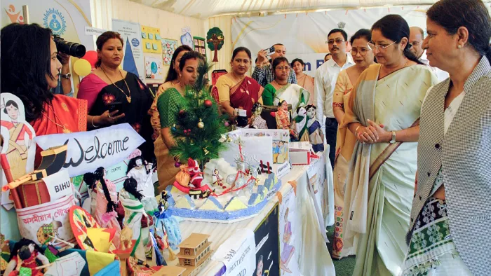 प्रदर्शनी को देखतीं केंद्रीय महिला एवं बाल विकास मंत्री अन्नपूर्णा देवी। साथ में असम की मंत्री अजंता नियोग व अन्य।