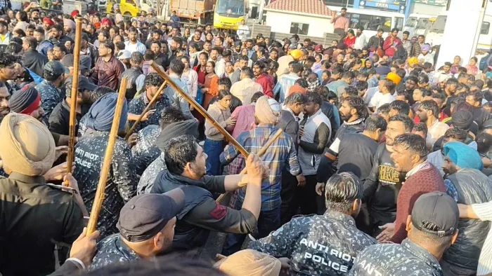 Punjab Protest News: प्रदर्शनकारियों पर लाठियां बरसाती पुलिस (जागरण फोटो)