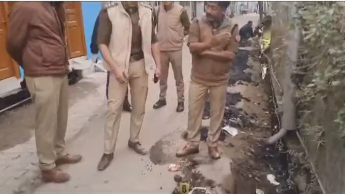 सफाई के दौरान दो कारतूस के खोखे और तीन पिस्टल की गोलियां बरामद हुई हैं।