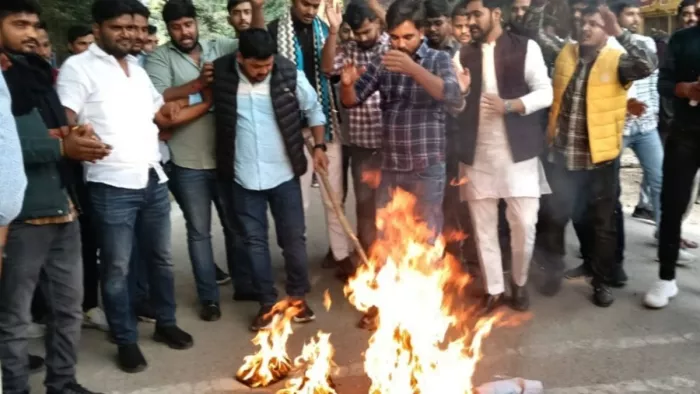 वक्फ बोर्ड का पुतला जलाते छात्र (फोटो -जागरण)