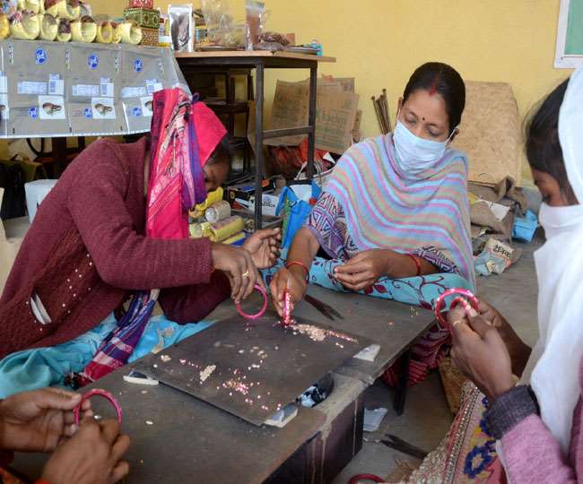 लाह से चूड़ी बनातीं महिलाएं। संजय सुमन