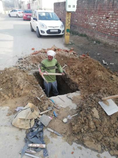 water pipes burst at a dozen places in the city every day