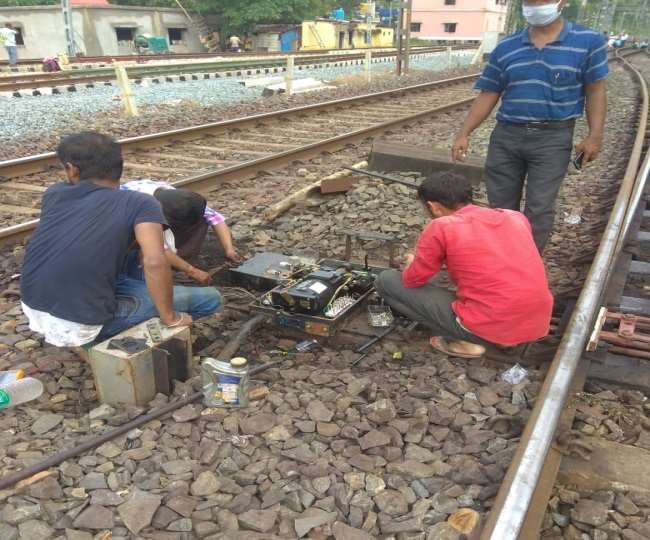 कोरोना काल में काम करते रेलवे के कर्मचारी। फाइल फोटो