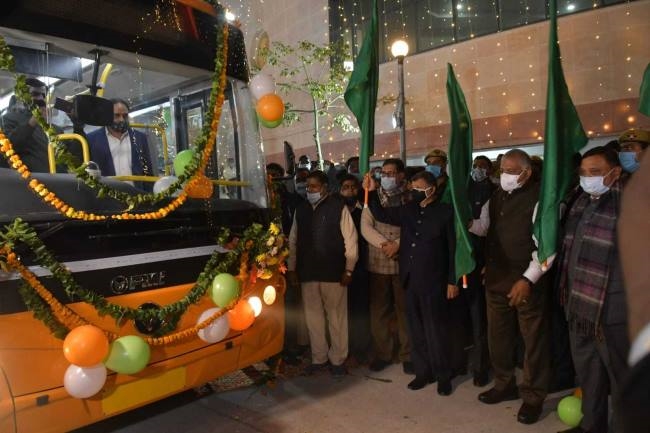 जिले को मिलीं पांच इलेक्ट्रिक बसें, संचालन आज से