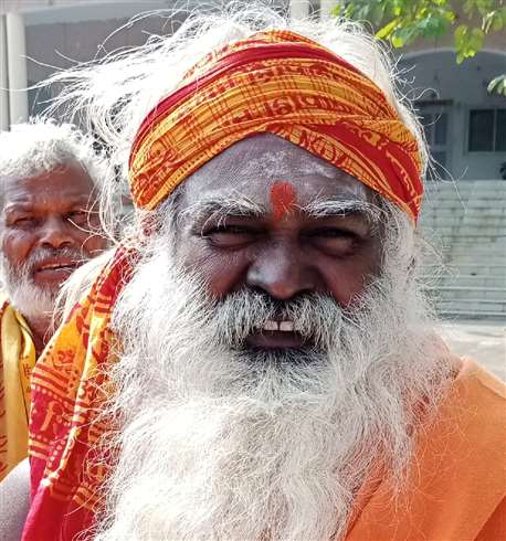 सोनभद्र में भिक्षुक भिखारी बाबा ने जिलाधिकारी को सौंपा दानपत्र में मिला धन,  गरीबों की होगी मदद - In Sonbhadra beggar Baba handed over money received in  donation letter to ...