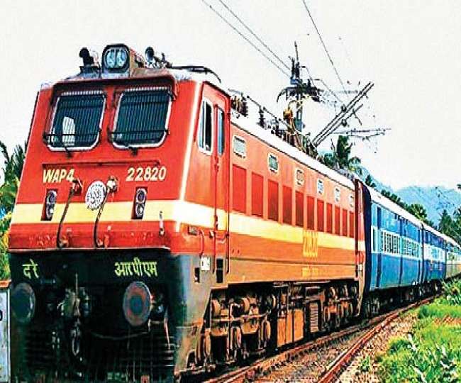 रेलवे ने मंगलवार को 250 से ज्‍यादा ट्रेन कैंसिल की हैं। (pti)