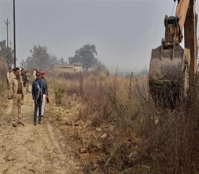 bulldozer of administration on land worth crores of mukhtar ansari aide in mau
