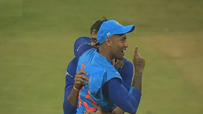 IND vs SL: अक्षर पटेल की शानदार गेंदबाजी (फोटो क्रेडिट ट्विटर)