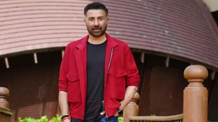 Sunny Deol look from Gadar 2 has come out actor fuming with anger raised a wheel.