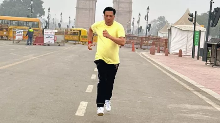 Madhur Bhandarkar Jogs Wearing Half Shirt In Delhi Shivering Cold. Photo- Twitter