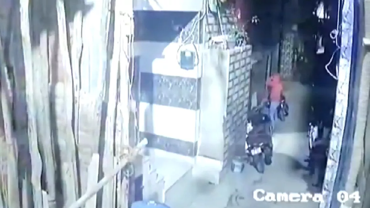 Kanjhawala Case: कार हादसे के बाद दोस्त अंजलि को अकेला छोड़ घर लौटी थी निधि?  सामने आया CCTV फुटेज - Kanjhawala Case CCTV footage of Anjali friend Nidhi  watch